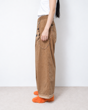 Load image into Gallery viewer, Deep tuck wide pants / corduroy / Brown