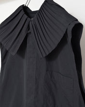 Load image into Gallery viewer, PLEATED COLLAR SLEEVELESS SHIRT_E