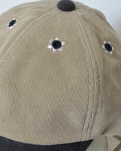 Load image into Gallery viewer, Flower eyelet cap / Beige