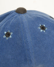 Load image into Gallery viewer, Flower eyelet cap / Blue