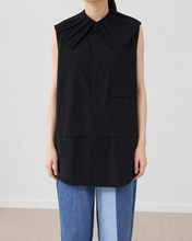 Load image into Gallery viewer, PLEATED COLLAR SLEEVELESS SHIRT_E