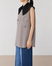 Load image into Gallery viewer, PLEATED COLLAR SLEEVELESS SHIRT_B