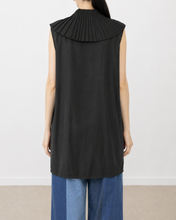 Load image into Gallery viewer, PLEATED COLLAR SLEEVELESS SHIRT_A
