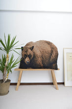 画像をギャラリービューアに読み込む, RUG CUSHION (GRIZZLY BEAR)