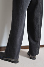 Load image into Gallery viewer, BLK DENIM WIDE TUCK PT 01