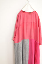 Load image into Gallery viewer, FLOWER PATCH ROBE / PNK