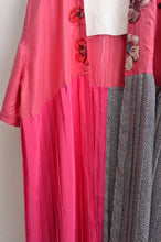 Load image into Gallery viewer, FLOWER PATCH ROBE / PNK