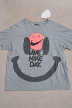 Load image into Gallery viewer, SMILE T/E