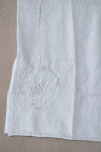 Load image into Gallery viewer, WHT TABLE CLOTH OP/COL