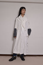 Load image into Gallery viewer, TABLE CLOTH △ SHAWL COAT_WHT