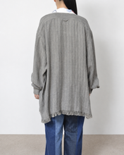 Load image into Gallery viewer, Tablecloth collar fringe shirt / linen herringbone_B
