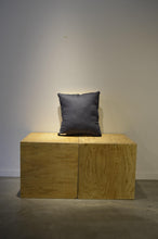 画像をギャラリービューアに読み込む, RUG CUSHION_YELLOW CAT
