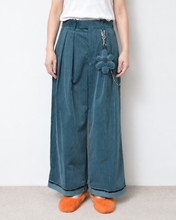 Load image into Gallery viewer, Deep tuck wide pants / corduroy / Deep green
