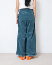 Load image into Gallery viewer, Deep tuck wide pants / corduroy / Deep green
