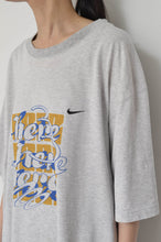 Load image into Gallery viewer, here 3rd Anniversary special T-SHIRTS&lt;NIKE GRAY&gt;
