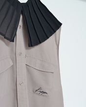 Load image into Gallery viewer, PLEATED COLLAR SLEEVELESS SHIRT_B

