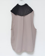 Load image into Gallery viewer, PLEATED COLLAR SLEEVELESS SHIRT_B

