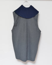 Load image into Gallery viewer, PLEATED COLLAR SLEEVELESS SHIRT_F
