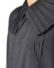 Load image into Gallery viewer, PLEATED COLLAR SLEEVELESS SHIRT_A
