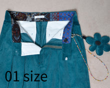 Load image into Gallery viewer, Deep tuck wide pants / corduroy / Deep green

