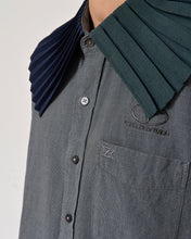 Load image into Gallery viewer, PLEATED COLLAR SLEEVELESS SHIRT_F
