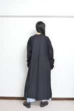 Load image into Gallery viewer, PLEATS OP_PRINT L/ST (02_BLK/PARASOL)
