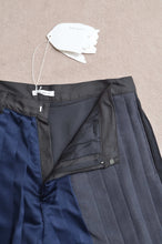 Load image into Gallery viewer, PLEATS SHORT PT 01/DARK
