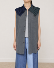 Load image into Gallery viewer, PLEATED COLLAR SLEEVELESS SHIRT_F
