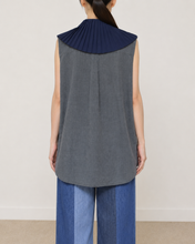 Load image into Gallery viewer, PLEATED COLLAR SLEEVELESS SHIRT_F
