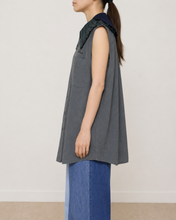 Load image into Gallery viewer, PLEATED COLLAR SLEEVELESS SHIRT_F
