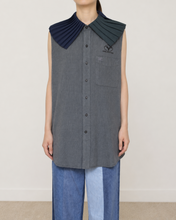 Load image into Gallery viewer, PLEATED COLLAR SLEEVELESS SHIRT_F
