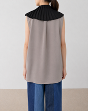 Load image into Gallery viewer, PLEATED COLLAR SLEEVELESS SHIRT_B
