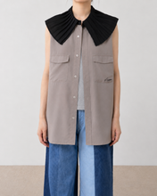 Load image into Gallery viewer, PLEATED COLLAR SLEEVELESS SHIRT_B
