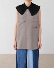 Load image into Gallery viewer, PLEATED COLLAR SLEEVELESS SHIRT_B
