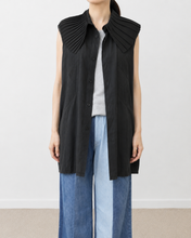 Load image into Gallery viewer, PLEATED COLLAR SLEEVELESS SHIRT_A
