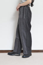 Load image into Gallery viewer, BLK DENIM WIDE TUCK PT 01
