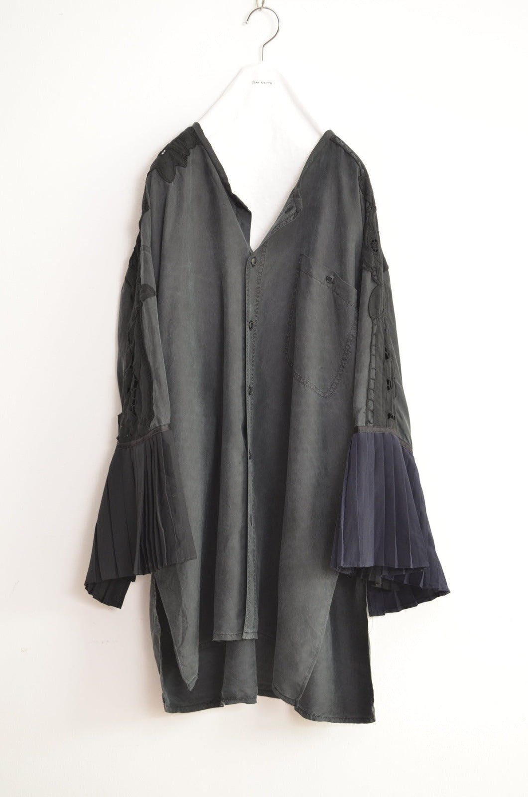 PLEATS SLEEVE SHIRT / BLK