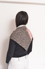 Load image into Gallery viewer, TRIANGLE SHAWL (WOOL)/GRAY-001
