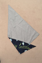 Load image into Gallery viewer, TRIANGLE SHAWL (TWILL)/L.GRAY
