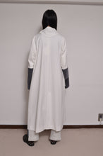 Load image into Gallery viewer, [your right things 代官山 蔦屋書店出品中]TABLE CLOTH △ SHAWL COAT_WHT
