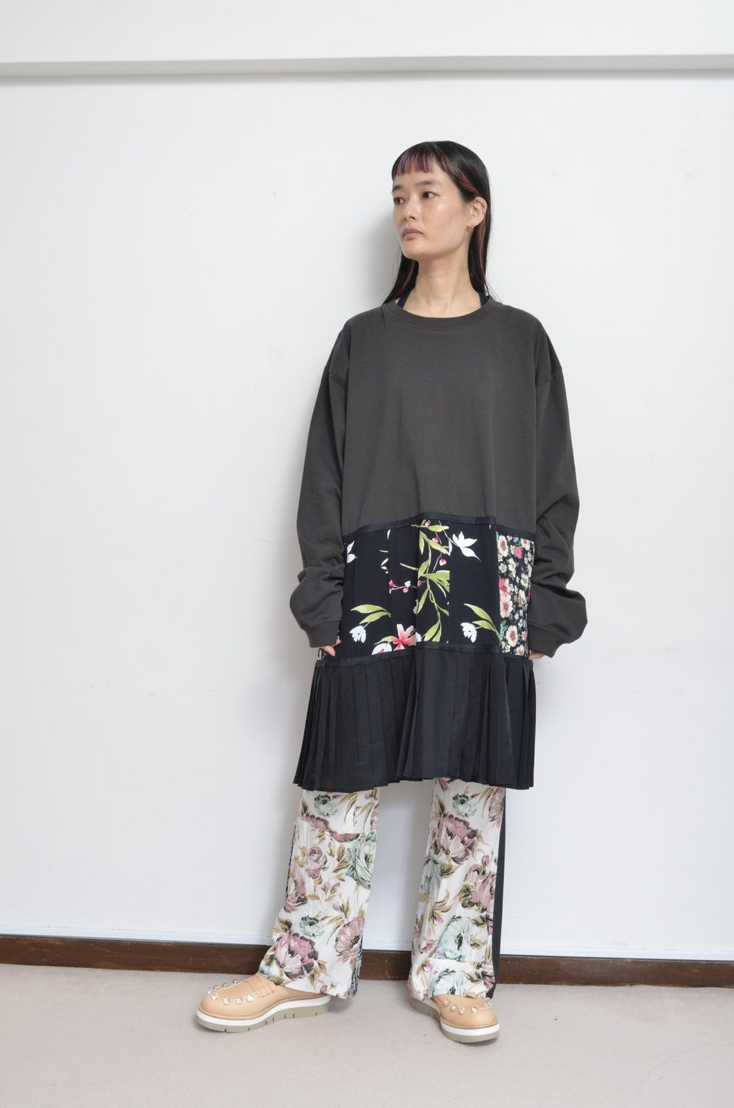 TIERED L/S T OP 01 / CHARCOAL_C